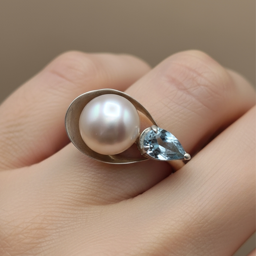 Close-up shoot of the Embrace ring