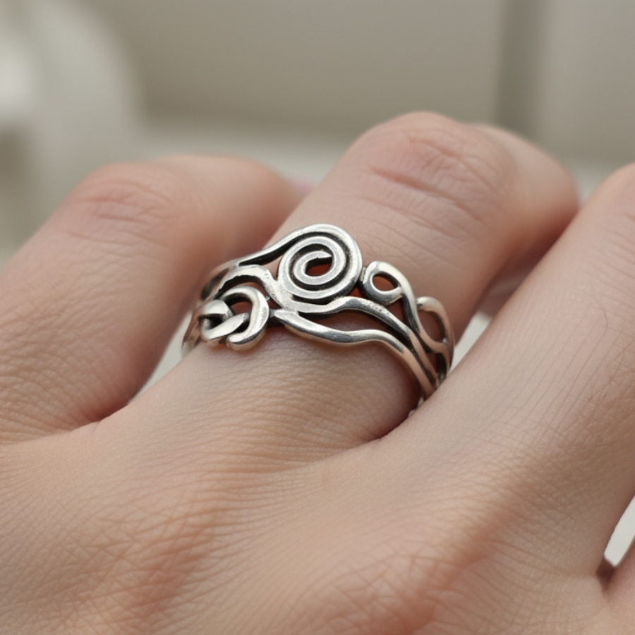 Close-up shoot of the Infinity Knot ring