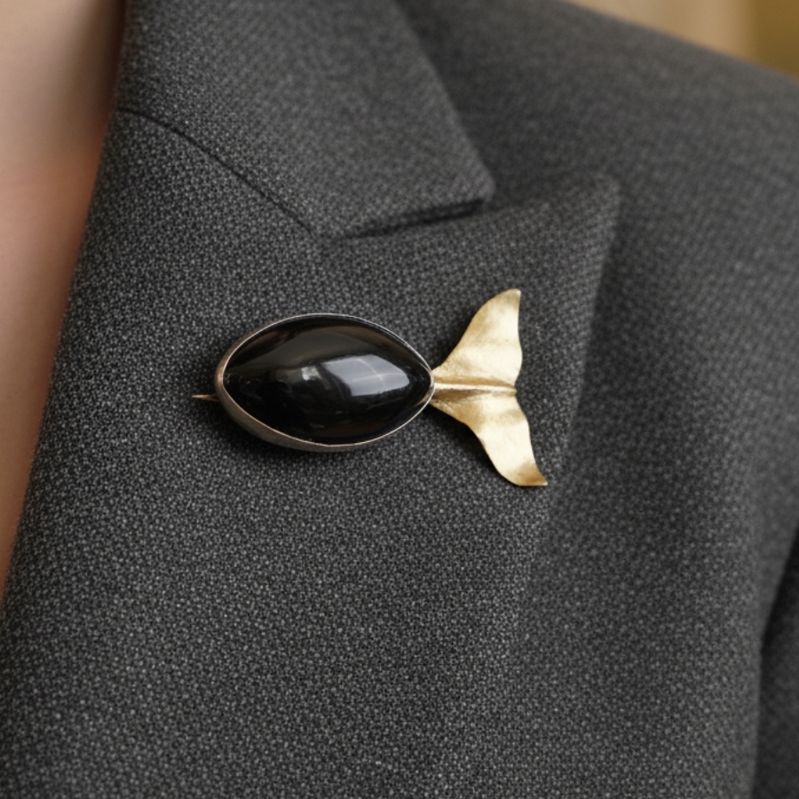 Close-up shoot of the Ourofin Brooch